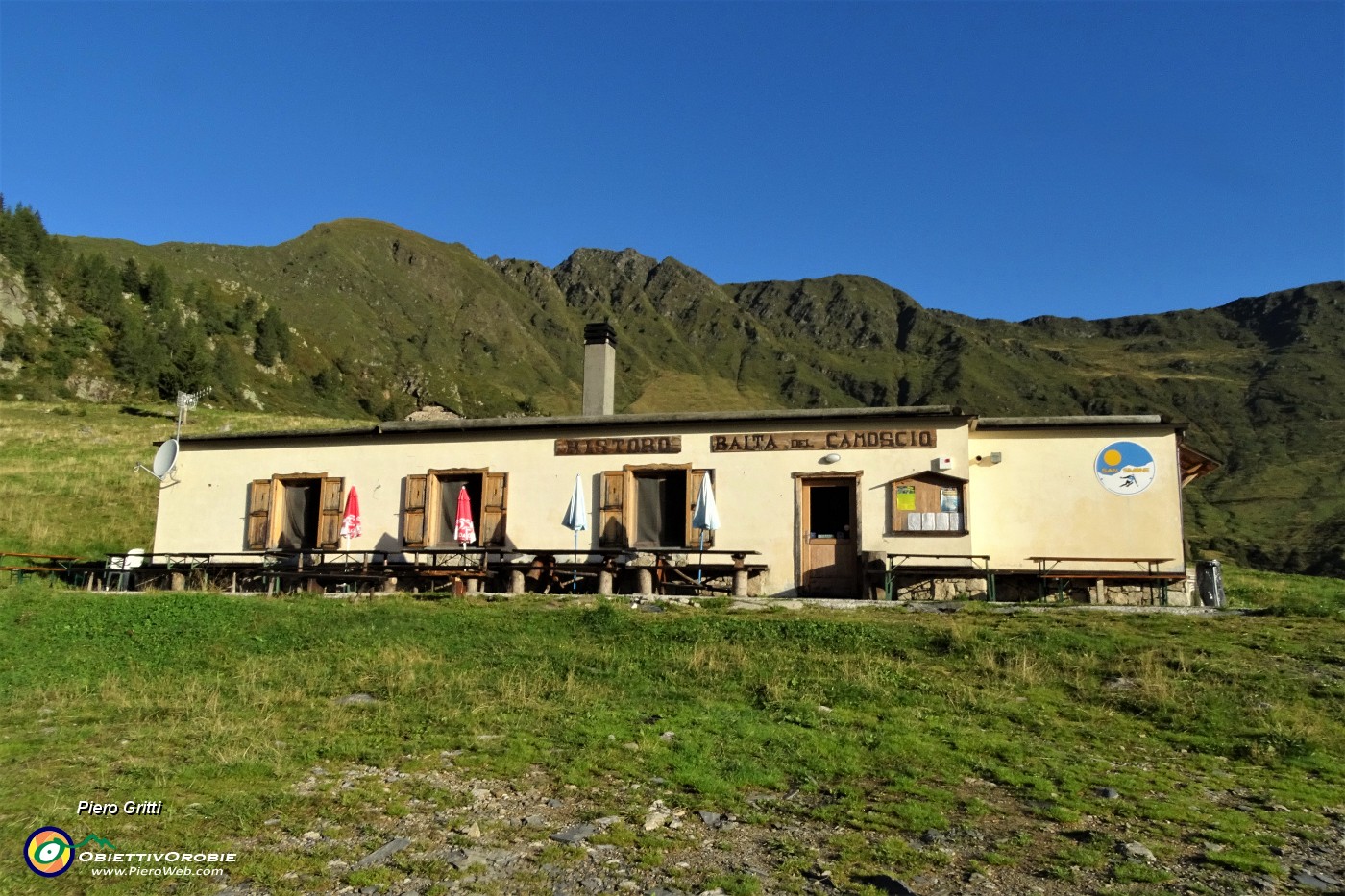 10 Partenza dalla Baita del Camoscio (1750 m) con vista in Pizzo Rotondo e Cime di Lemma.JPG -                                